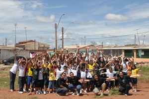 Grupo de alunos e educadores do projeto