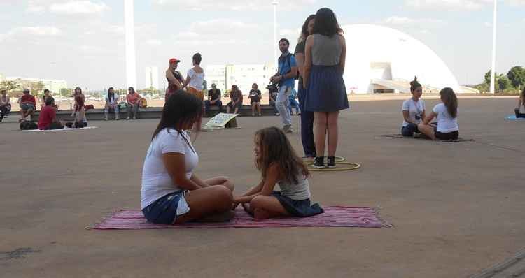 Evento ocorreu na tarde desta quinta-feira (15/10); além de Brasília, adeptos se reuniram em diferentes partes do mundo