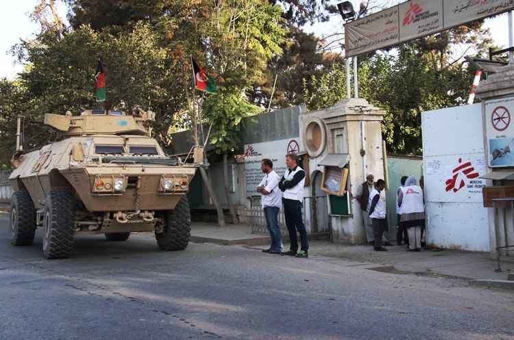 Blindado americano parada em frente ao hospital dos Médicos Sem Fronteira no Afeganistão