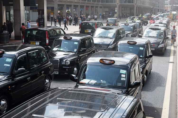 Taxistas ingleses em protesto contra a utilização do Uber em Londres