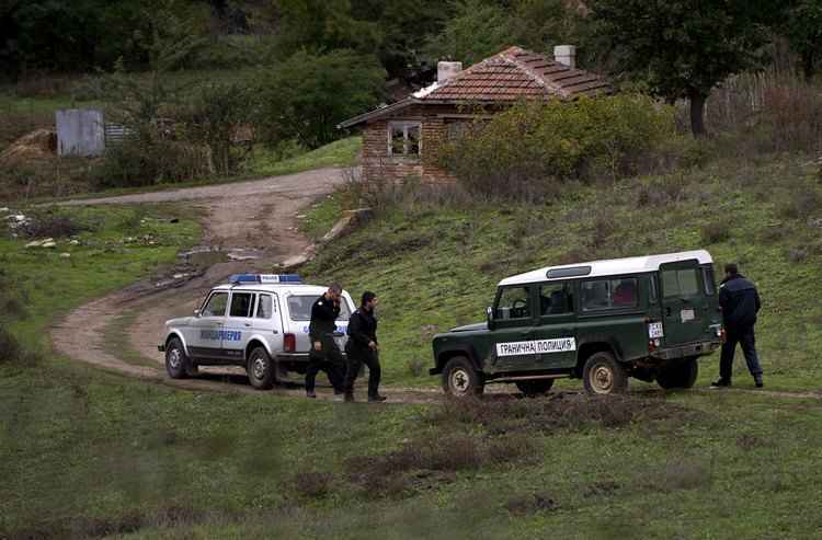 Policiais búlgaros observam área onde o homem afegão foi morto