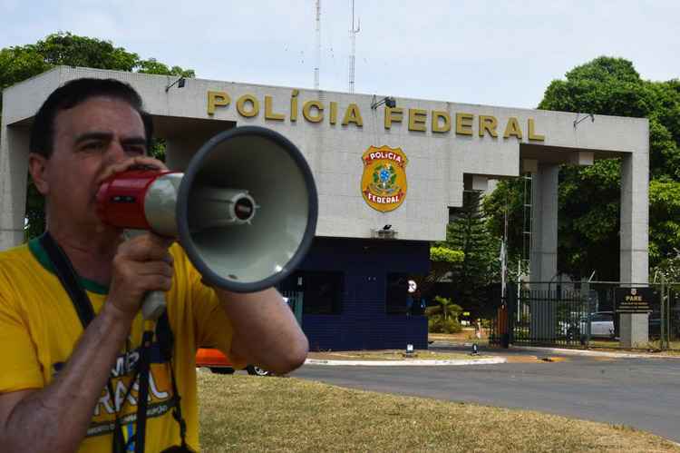 Manifestantes usaram megafones para gritar palavras de ordem