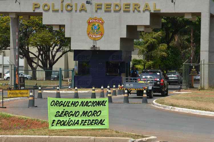 Cartazes foram colocados em frente à sede da PF, em Brasília