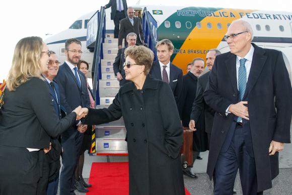 Presidenta Dilma Rousseff desembarca em Estocolmo e recebe cumprimentos na chegada ao Aeroporto de Arlanda