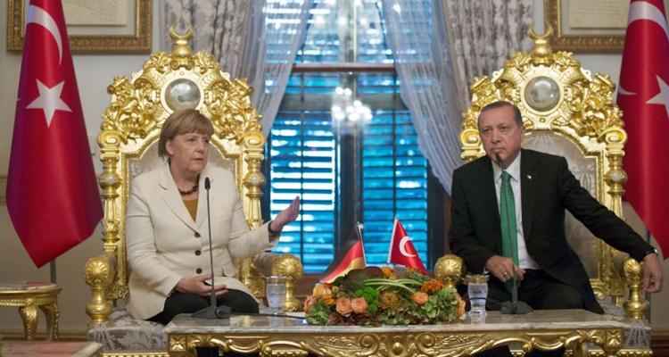 Em uma curta visita de algumas horas, Merkel se reuniu com o premiê turco, Ahmed Davutoglu, e o presidente islamita-conservador, Recep Tayyip Erdogan em Istambul