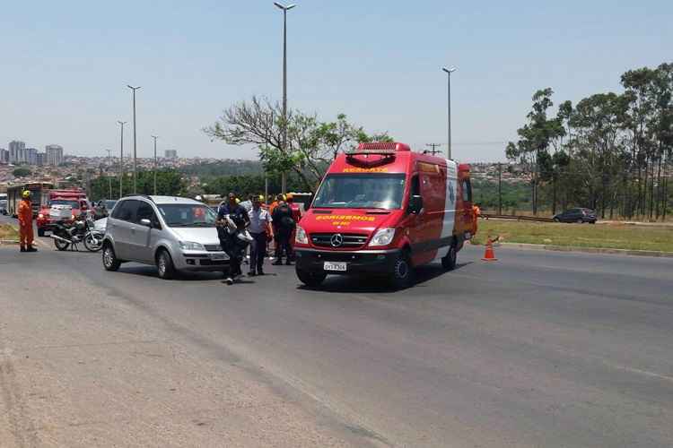 Bombeiros interditam duas faixas da via para socorro da vítima