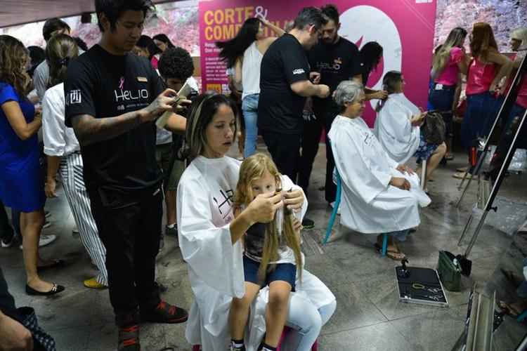 Os cabelos serão doados para Rede Feminina de Combate ao Câncer. Em Brasília, a organização produz perucas e distribui gratuitamente para mulheres com câncer e que perderam os cabelos