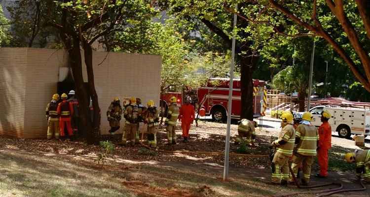 Técnicos e bombeiros controlaram as chamas. Ainda não foi identificada a causa do fogo