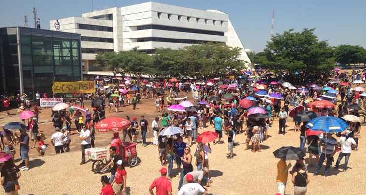 Grupo de professores realiza ato na Câmara Legislativa do DF