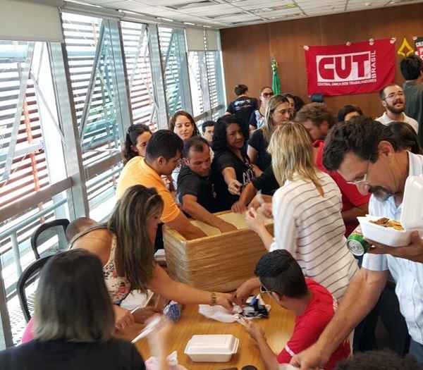 Professores almoçam no interior da Câmara Legislativa