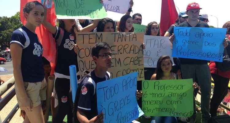 Eles cobram apoio dos parlamentares à greve que acontece desde o dia 15 de outubro