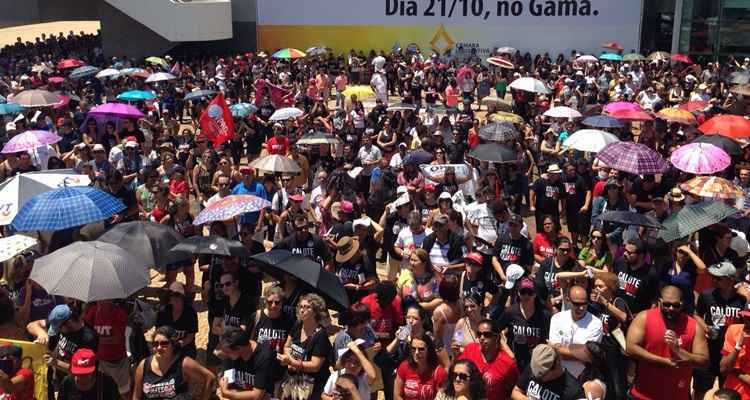 Eles cobram apoio dos parlamentares à greve que acontece desde o dia 15 de outubro