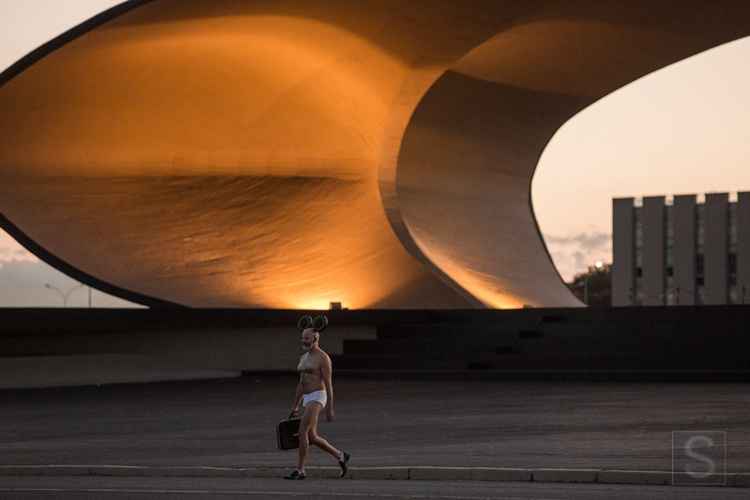 Os idealizadores do projeto que leva o nome da capital são dois australianos interessados no modernismo; eles convidaram o fotógrafo Vitor Schietti para registrar a série