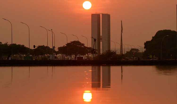 Céu ficará de claro a parcialmente nublado com névoa seca. A umidade relativa do ar fica entre 60% a 15%