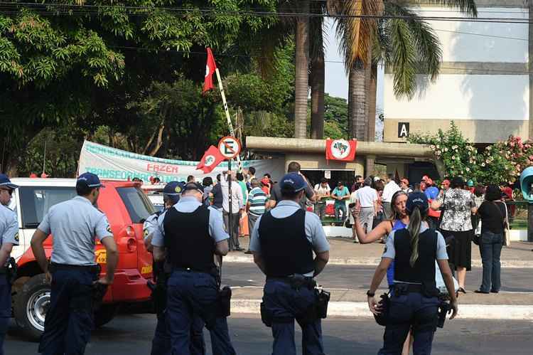 MST ocupa sede da Conab em protesto contra suspensão de alimentos a escolas