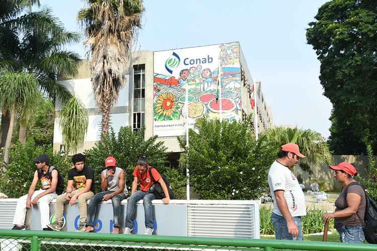 Manifestantes exigem que a programas assistenciais voltem a ser distribuídos pela empresa