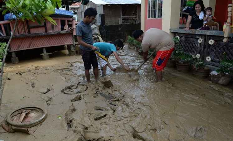 Dezenas de milhares de pessoas permanecem em abrigos provisórios