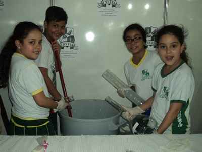 Para ajudar o meio ambiente, alunos do Instei transformam óleo de cozinha em sabão