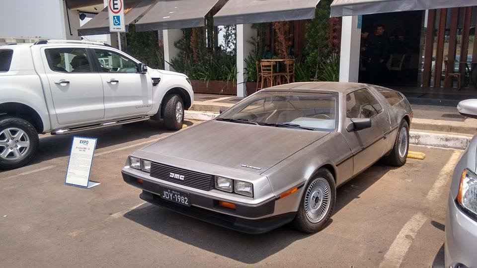 O colecionador leva o filho no veículo icônico e diz que a criança também tem sua versão do DeLorean - de brinquedo