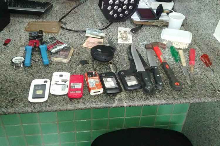 Objetos cortantes e celulares apreendidos pela polícia