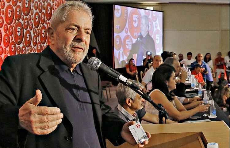 O ex-presidente Lula participa do lançamento da campanha de arrecadação do Partido dos Trabalhadores (PT), na cidade de Salvador