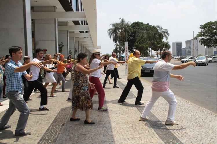 O flash mob durou cerca de 20 minutos em um dos horários mais movimentados: parada em meio à correria