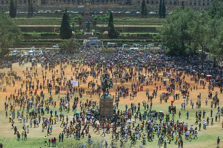 Milhares de estudantes protestam contra aumento de gastos da universidade