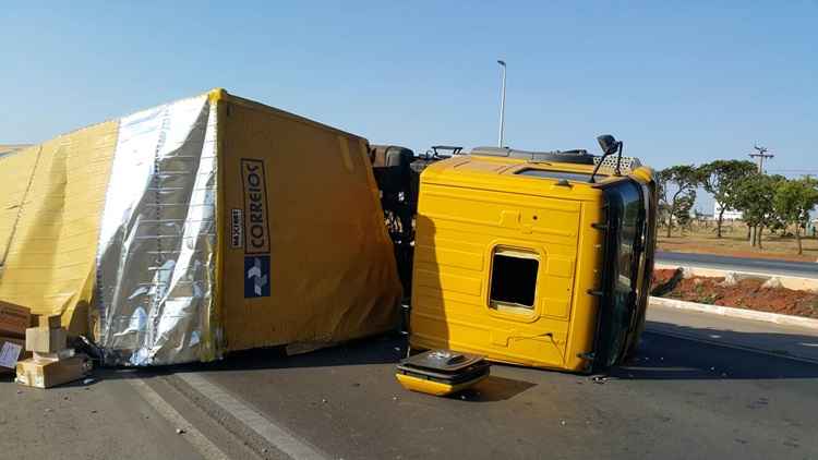 Apenas o motorista se feriu, mas sem gravidade. Duas faixas ficaram interditadas, o que causou um congestionamento de 10km no início da manhã