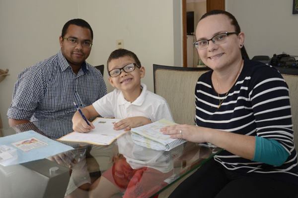 Felipe e Isabelle com o filho Bernardo, de 6 anos: em busca de uma nova escola para dar continuidade ao processo de alfabetização