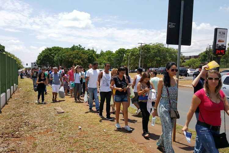 Candidatos formam fila para entrar em uma das instituições que aplica prova do Enem