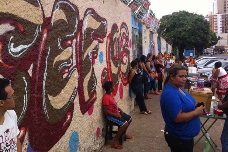 Candidatos aguardam abertura do portão no CEF 3 de Taguatinga Sul