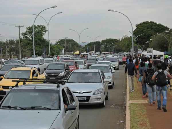 Trânsito é intenso próximo aos locais de prova