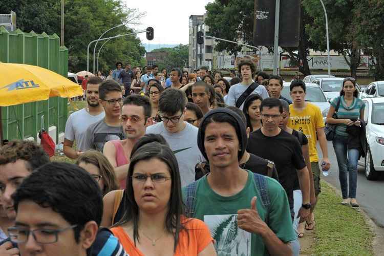 Candidatos enfrentam fila para entrar no UniCEUB