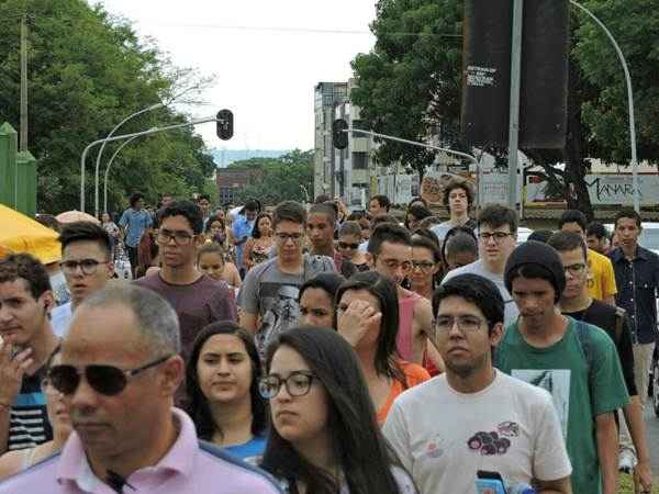 Candidatos lotam local de prova na Asa Norte