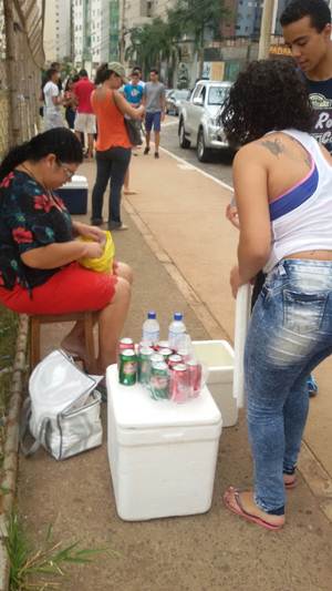 Ambulantes na porta de um dos locais de prova