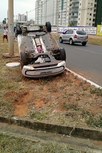 Carro capotou sentido Taguatinga/Plano Piloto. A motorista não ficou ferida