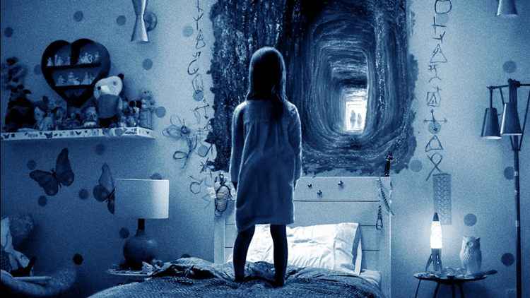 Cena de Atividade paranormal: dimensão fantasma, que encerra a série