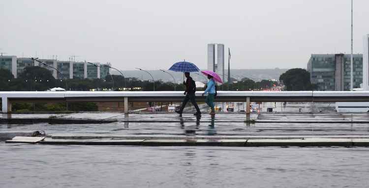 O Astro-Rei volta com plena força na terça e quarta-feira. A partir de quinta-feira, os brasilienses devem voltar a ver a chuva e sentir mais frio