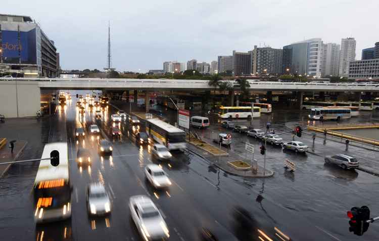 Pistas molhadas: semana começou e deve terminar com chuva: sol na terça e quarta