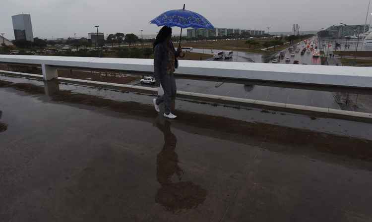 Guarda-chuva e casaco serão os aliados para a quinta-feira: frio