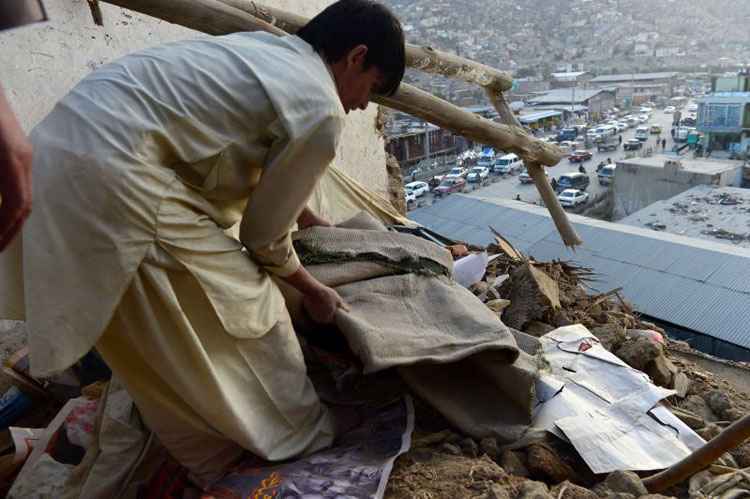 Homem retira escombros de residência: tremor  teve epicentro nas montanhas remotas de Badakhshan, nordeste do Afeganistão