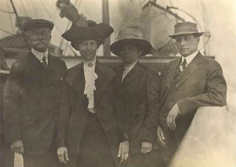 James e Mabel Fenwickm, a direita, em foto com outros passageiros do navio SS Carpathia