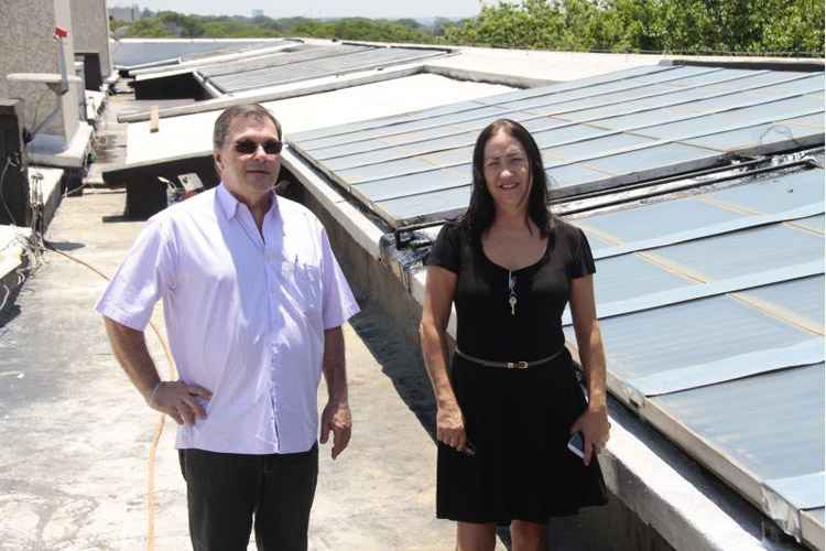 No prédio de Leonardo e Ana, foram instaladas placas de energia elétrica