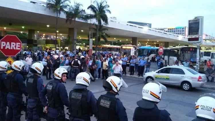 Manifestantes durante ato na rodoviária