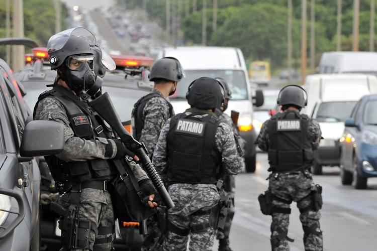 A Patrulha Tático Móvel da PM estava completamente armada esperando um confronto, mas não foi necessário agir durante manifestação na Ponte do Bragueto