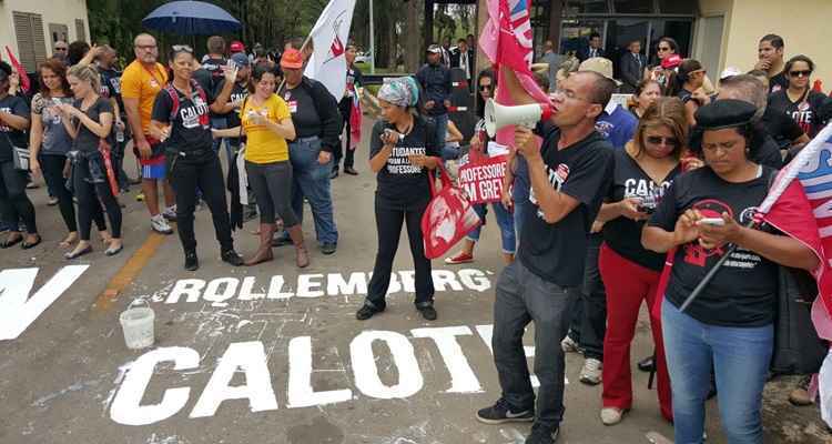 Professores pintam o chão durante protesto em frente à residência oficial de Águas Claras