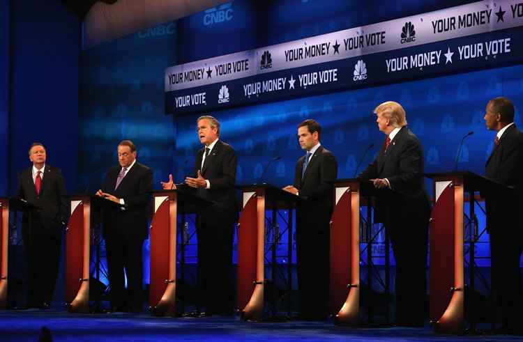 Candidatos republicanos durante debate, da esquerda para direita - Governador de Ohio John Kasich, Mike Huckabee, Jeb Bush, Sen. Marco Rubio, Donald Trump e Ben Carson