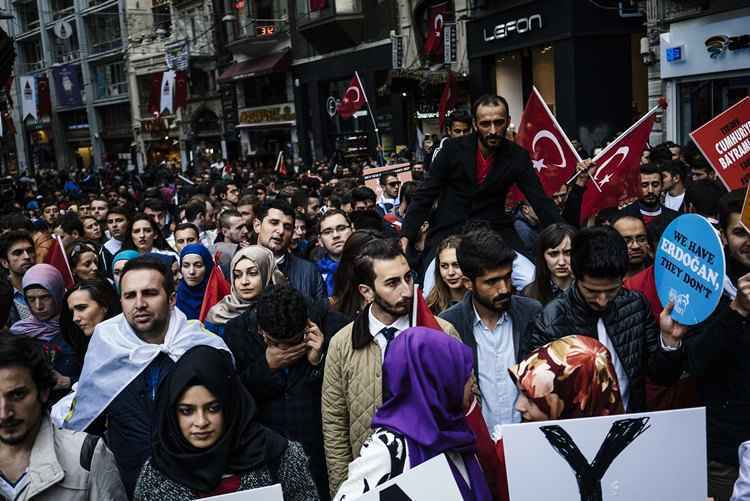 Manifestantes tomam as ruas em apoio ao presidente Recep Tayyip Erdogan