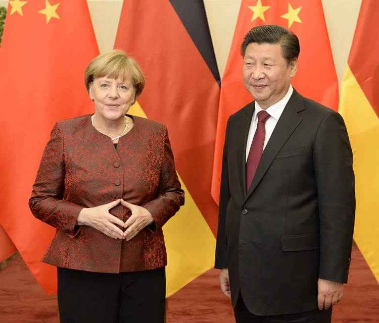 A chanceler alemã Angela Merkel e o presidente chinês, Xi Jinping posam para fotos antes de sua reunião em Pequim. Merkel está em uma visita de dois dias à China