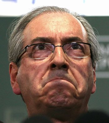 Cunha é investigado no âmbito da Operação Lava-Jato, sob acusação de manter contas secretas no exterior abastecidas com dinheiro supostamente desviado da Petrobras